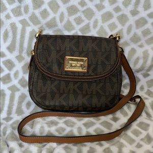 Micheal Kors cross body purse